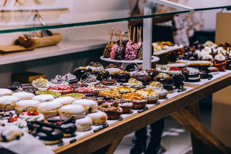 magasin-CANNES-min_shop_dessert_pastry_bakery_counter-184398